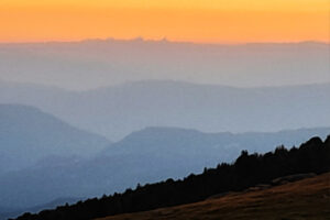 een mooie zonsondergang bij een rifugio tijdens een trail experience